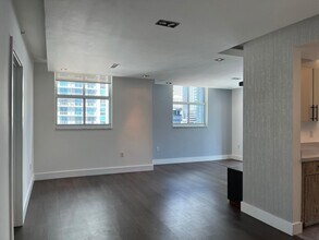 1250 S Miami Ave, Unit 1414 in Miami, FL - Building Photo - Building Photo