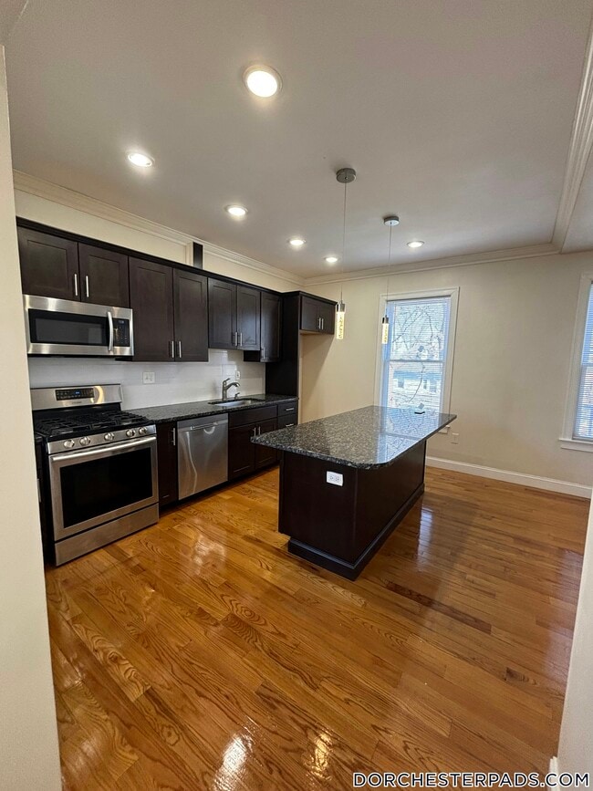 9 Nottingham St, Unit 1 in Boston, MA - Building Photo - Building Photo