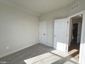 4308 Ellipse Ter in Chantilly, VA - Foto de edificio - Building Photo