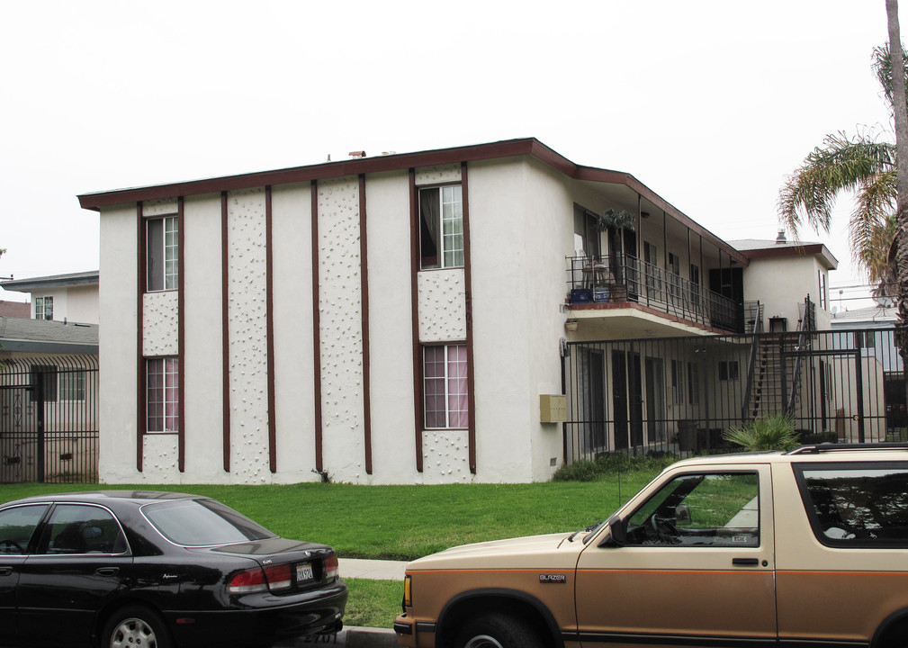 2701 W Rosecrans Ave in Gardena, CA - Building Photo