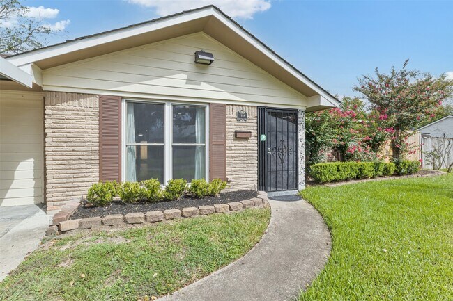 1918 Crestdale Dr in Houston, TX - Building Photo - Building Photo