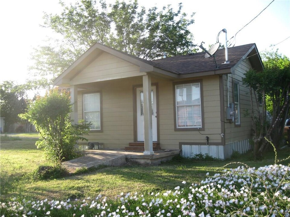 801 E M.L.K. Jr Blvd in Taylor, TX - Building Photo
