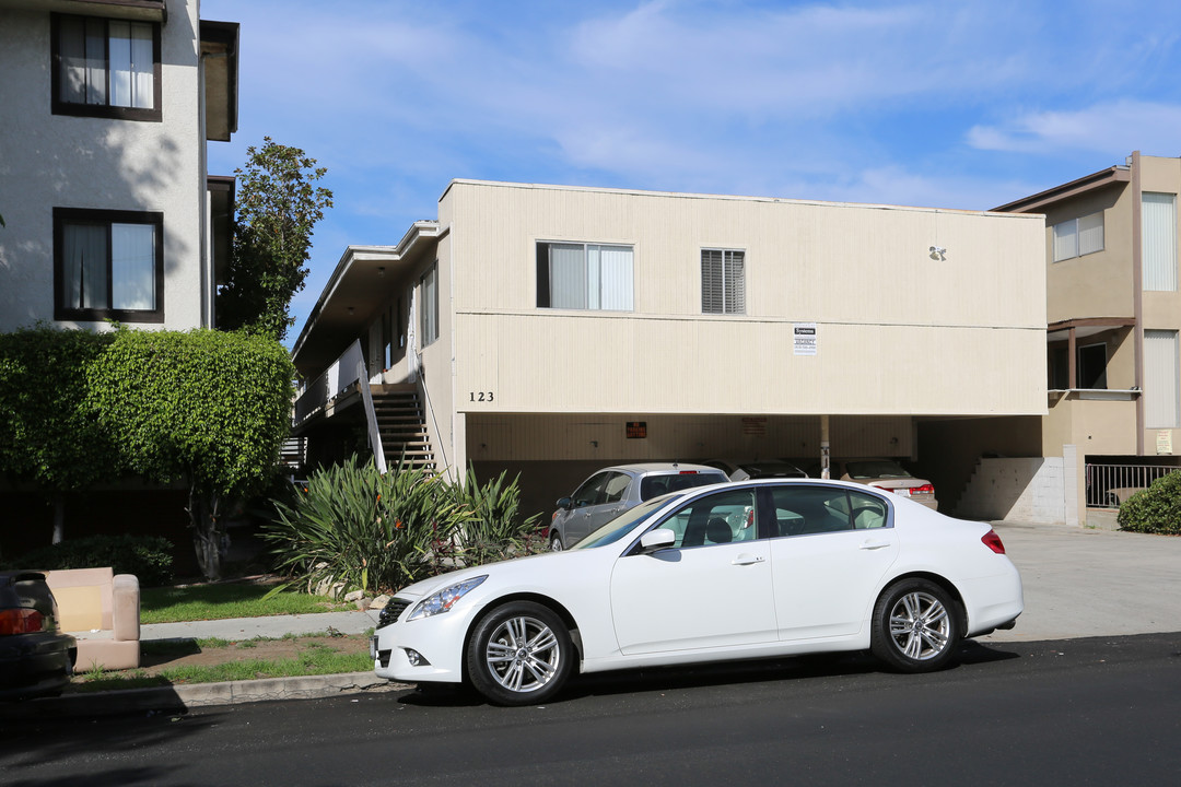 123 S Everett St in Glendale, CA - Building Photo