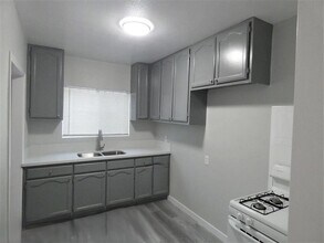 549 E 17th St in Long Beach, CA - Foto de edificio - Building Photo