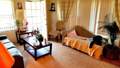 5057 Cahuenga Blvd in North Hollywood, CA - Foto de edificio - Interior Photo