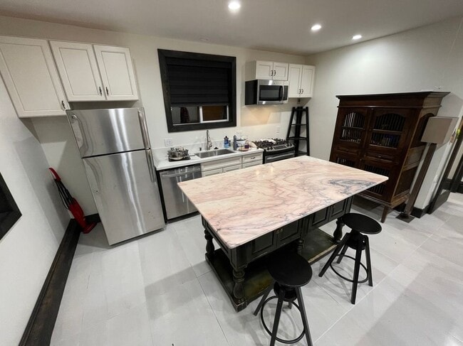 7713 Owensmouth Ave in Los Angeles, CA - Building Photo - Building Photo