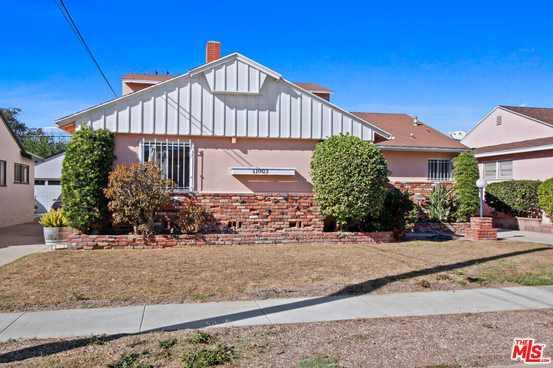 11003 Ardath Ave in Inglewood, CA - Building Photo