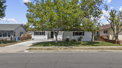 809 W Ave J 10 in Lancaster, CA - Building Photo - Building Photo