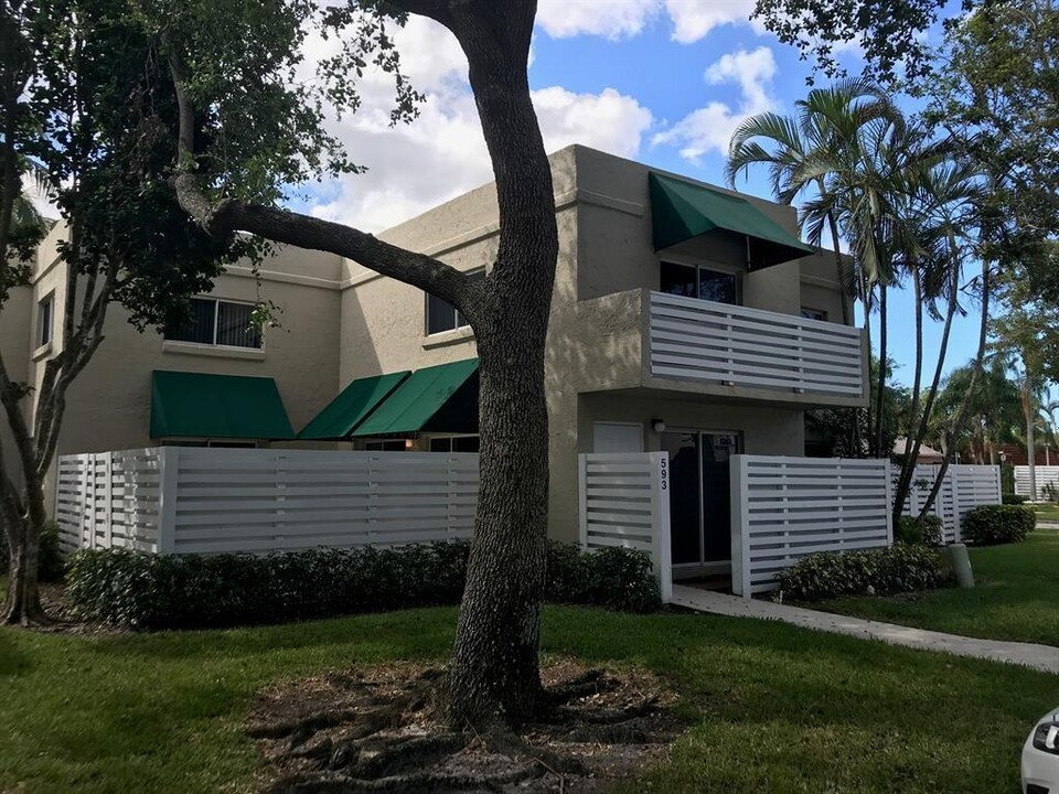 593 NW 98th Ave in Plantation, FL - Building Photo