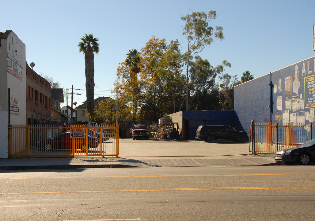 2368 W Washington Blvd in Los Angeles, CA - Building Photo