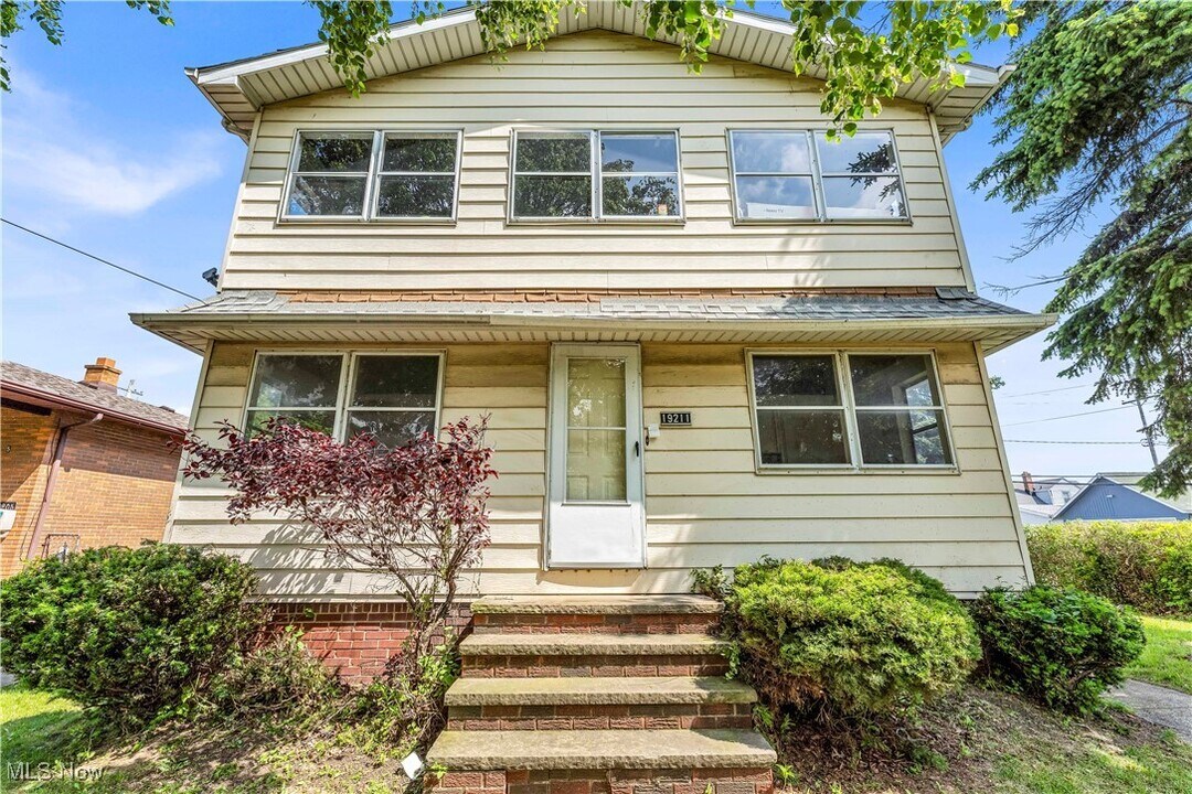 19211 Shawnee Ave in Cleveland, OH - Building Photo