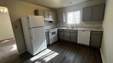 3830 Sugar Creek Cir in Portsmouth, VA - Building Photo - Building Photo