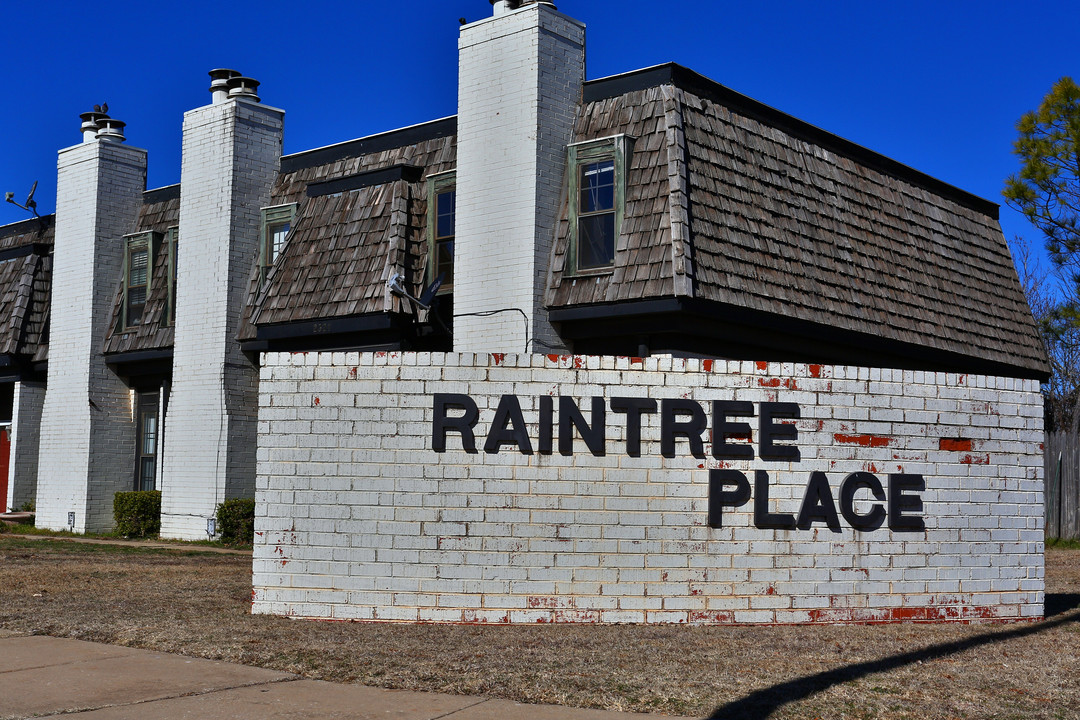 Raintree Place in Norman, OK - Building Photo