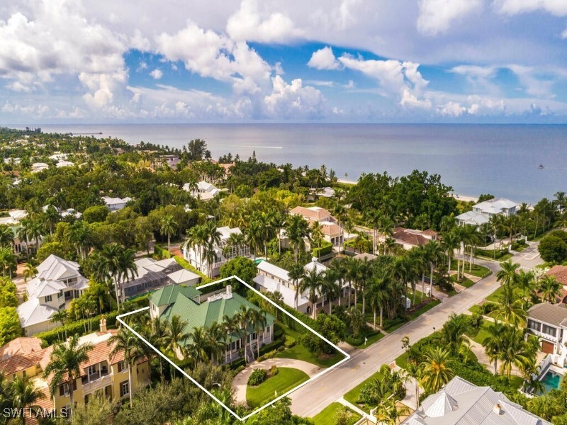 194 4th Ave N in Naples, FL - Foto de edificio