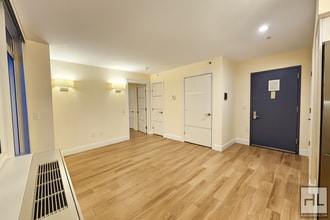 Northern Boulevard in Queens, NY - Foto de edificio - Building Photo