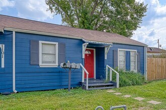 1101 Elm St in Deer Park, TX - Building Photo - Building Photo