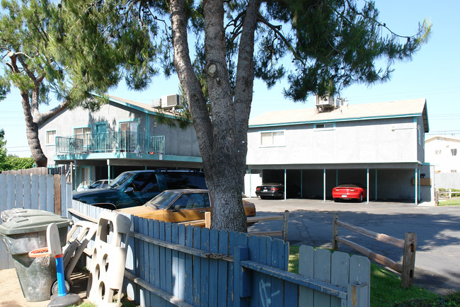 854 E Deodar St in Ontario, CA - Foto de edificio - Building Photo