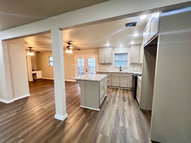 506 Mary St in Clifton, TX - Foto de edificio - Building Photo