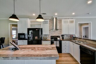 475 Netherland Ave in North Fort Myers, FL - Building Photo - Building Photo