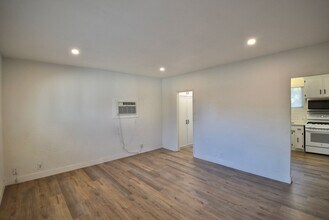 5117 Laurel Canyon Blvd in Los Angeles, CA - Building Photo - Building Photo