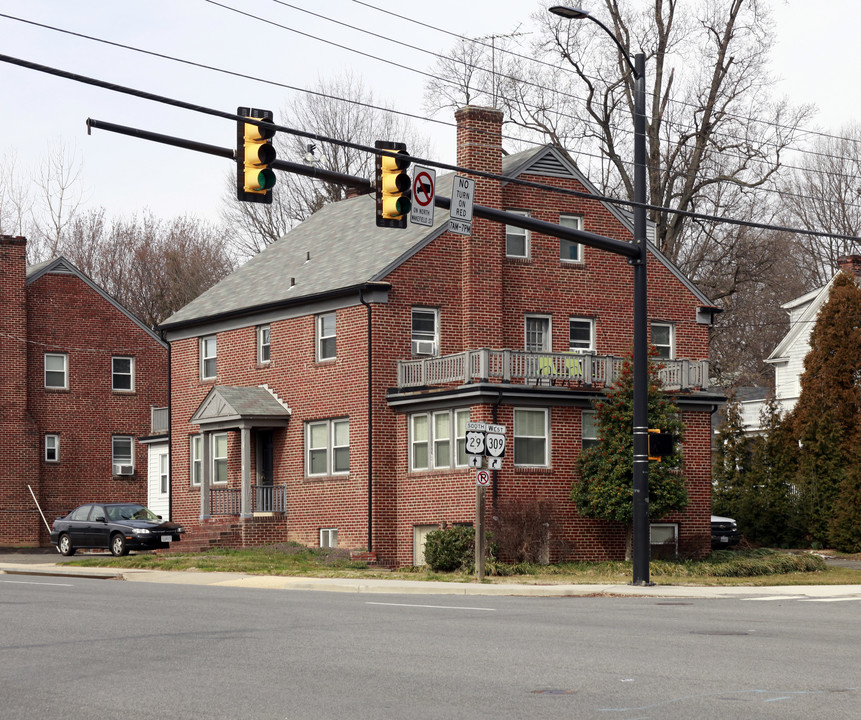 4601 Old Dominion Dr in Arlington, VA - Foto de edificio