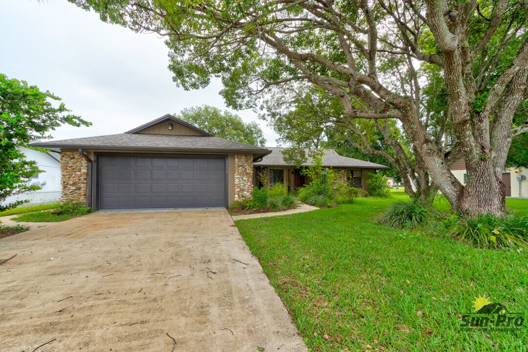 2025 Willow Oak Dr in Edgewater, FL - Building Photo