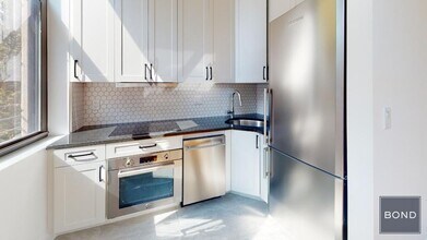 37.5 Bedford St in New York, NY - Building Photo - Building Photo