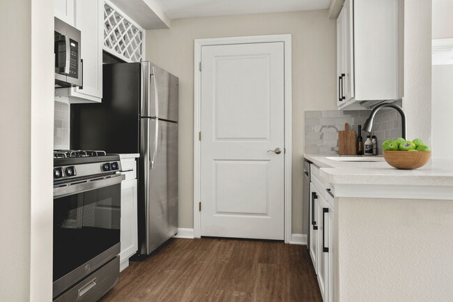 The Overlook at Quarry Hill in Austin, TX - Building Photo - Building Photo