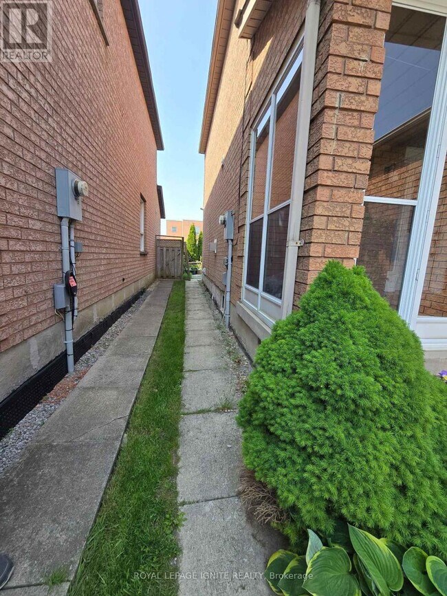 262 Senator St in Pickering, ON - Building Photo - Building Photo