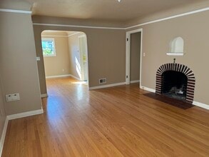 7405 NE Prescott St, Unit A in Portland, OR - Building Photo - Building Photo