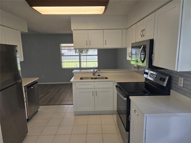 2020 Rudder Dr in Valrico, FL - Building Photo - Building Photo