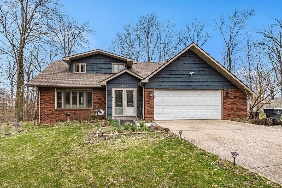 2569 Ridgewood Trail in Berrien Springs, MI - Building Photo