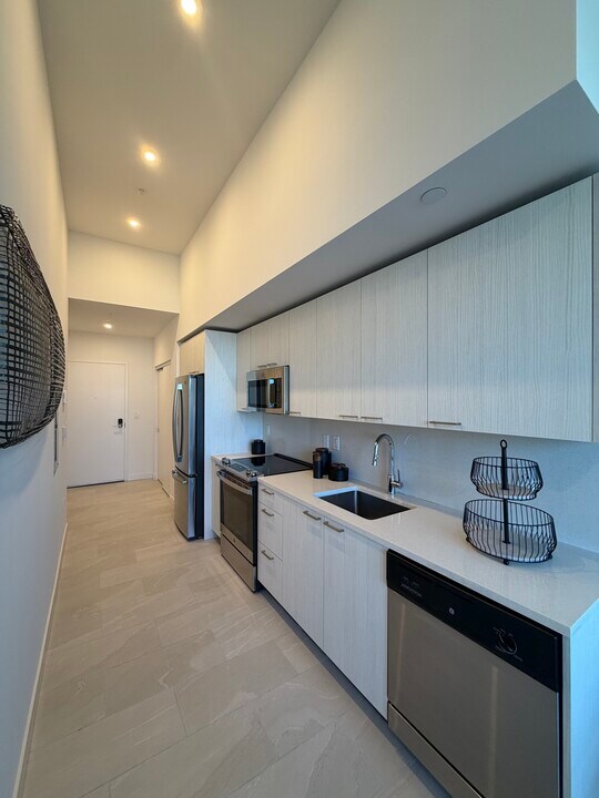 170 NE 23rd St, Unit T6 in Miami, FL - Building Photo