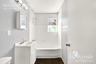 2060 Red Robin Ln in Sacramento, CA - Building Photo - Building Photo