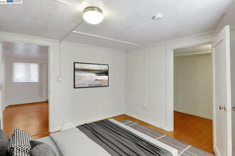 425 W MacArthur Blvd in Oakland, CA - Building Photo - Interior Photo