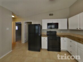 6333 Village Club in San Antonio, TX - Building Photo - Building Photo