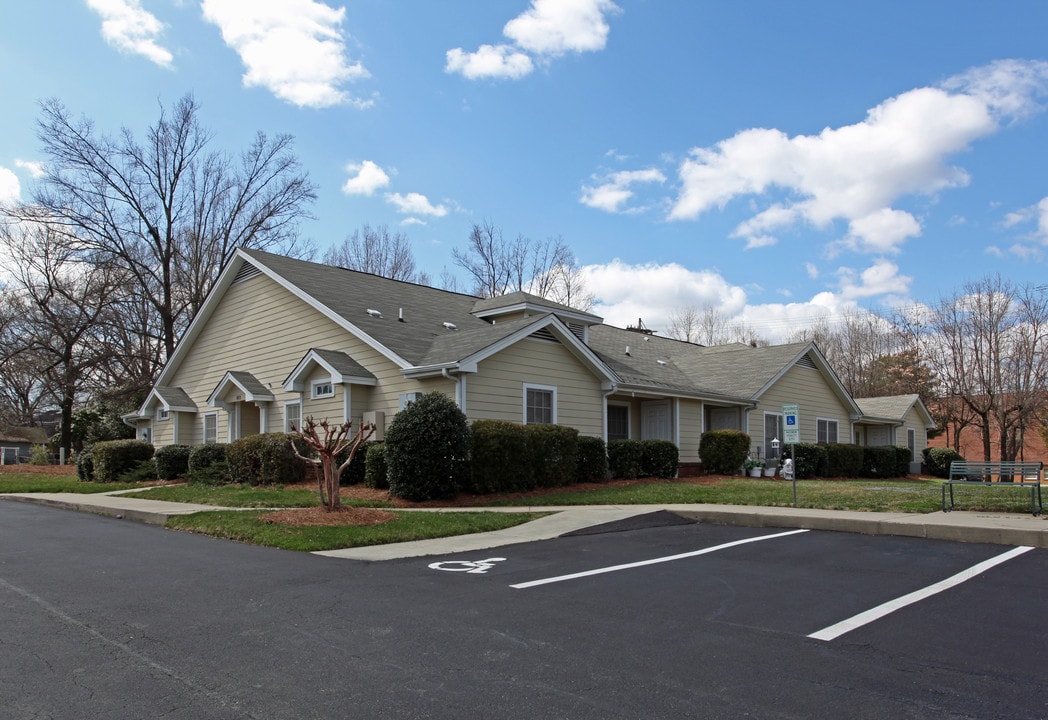 St. Leo's Place in Greensboro, NC - Foto de edificio