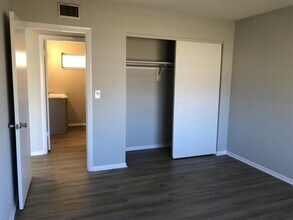 1920 W Lakeview Blvd in North Fort Myers, FL - Foto de edificio - Building Photo