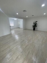10029 Hazelhurst Dr in Houston, TX - Foto de edificio - Building Photo