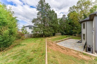 829 Golden Arrow St in Great Falls, VA - Foto de edificio - Building Photo