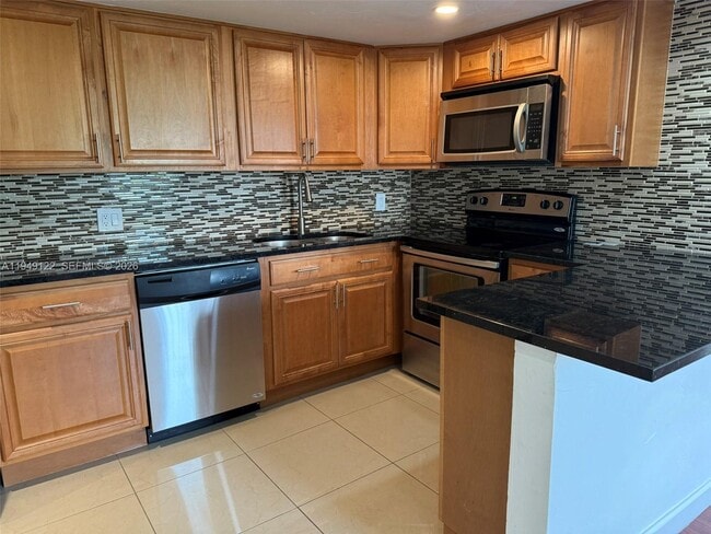 3860 NE 170th St in North Miami Beach, FL - Building Photo - Building Photo