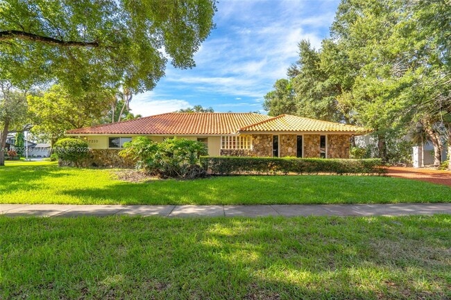 7210 W Troon Cir in Miami Lakes, FL - Building Photo - Building Photo