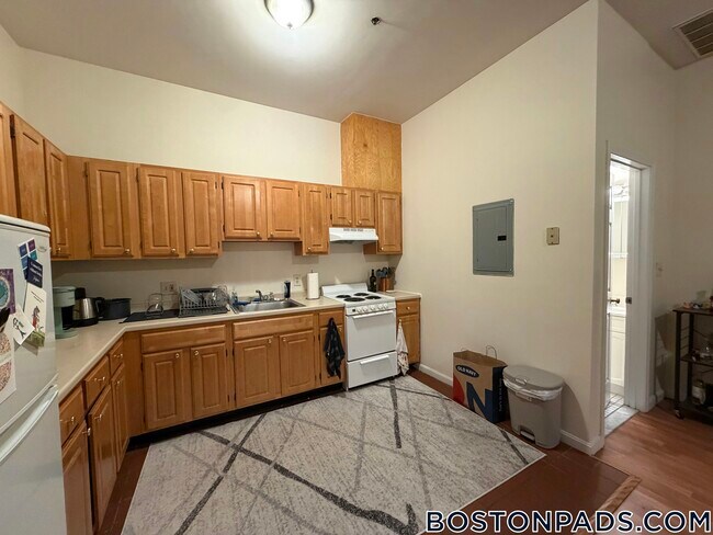 81 Essex St, Unit 22 in Boston, MA - Foto de edificio - Building Photo