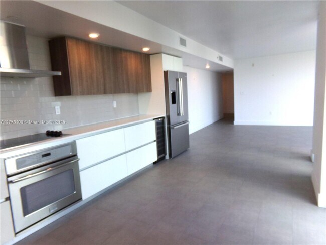 1025 92nd St, Unit 601 in Bay Harbor Islands, FL - Foto de edificio - Building Photo