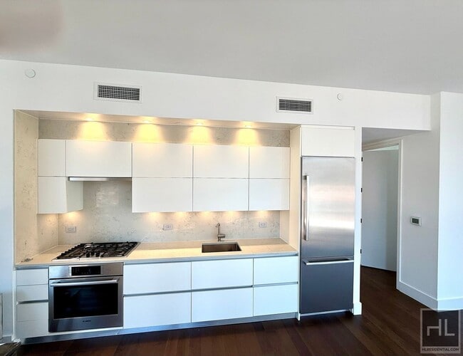 East 44th Street in New York, NY - Building Photo - Building Photo
