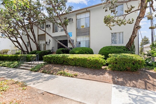 STUDIO 1 BATH IN Los Angeles !! in Los Angeles, CA - Building Photo - Building Photo