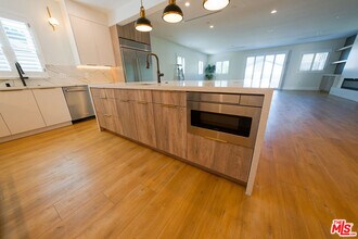 19235 Strathern St in Los Angeles, CA - Building Photo - Building Photo