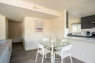 570 Boden Way in Oakland, CA - Foto de edificio - Interior Photo