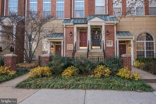 1984 Crescent Park Dr in Reston, VA - Building Photo