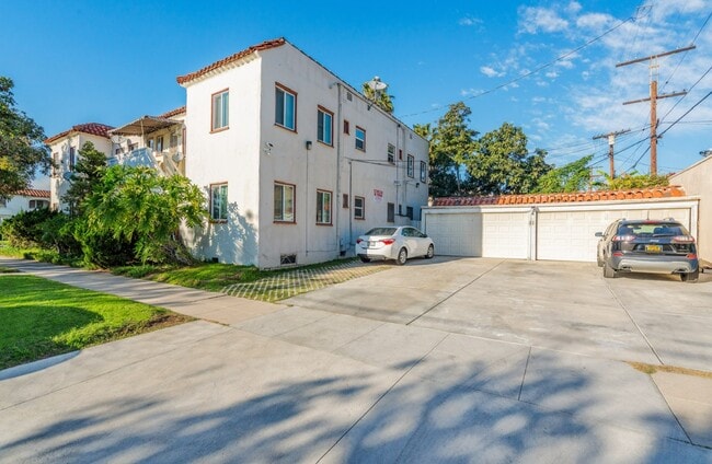 1456 S Fairfax Ave in Los Angeles, CA - Building Photo - Building Photo